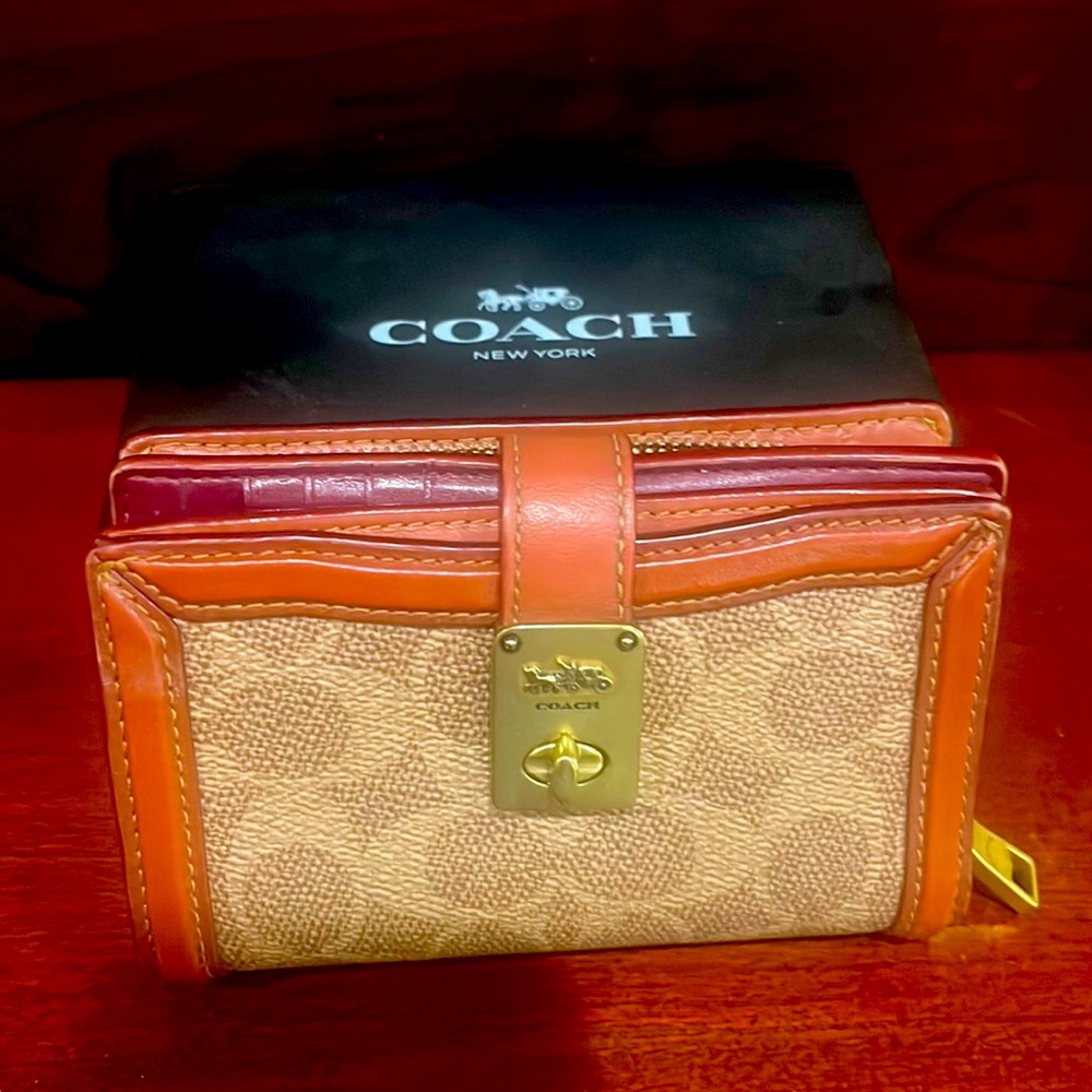 Coach, short leather wallet. Perfect condition, barely used.